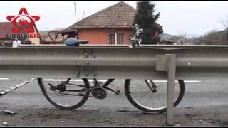 preview picture of video 'Accident biciclist lovit mortal autoutilitara, proiectat peste parapet (Iclod, Cluj)'