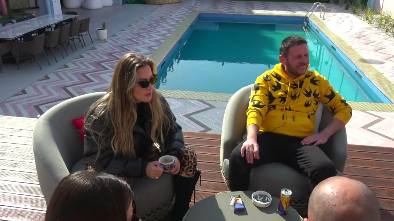 Hyri si kot, por po na heq një nga një/ Banorët për Armaldon