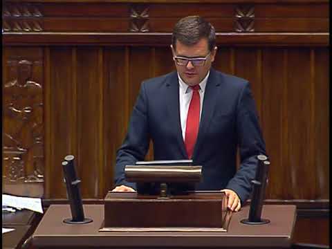 Piotr Uściński przedstawia sprawozdanie Komisji Finansów Publicznych
