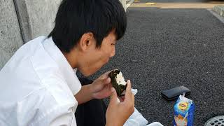 学校帰りに静かなおにぎり30秒チャレンジ