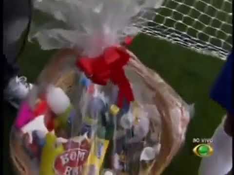 Bombril presta homenagem à jogadora Marta com um belo presente