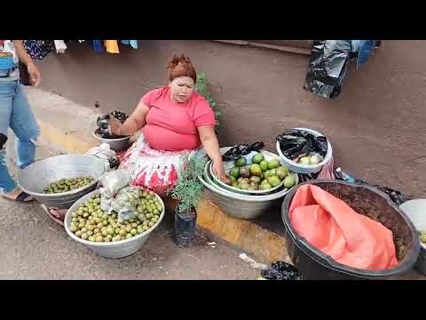Recorriendo la zona comercial de Santiago de María