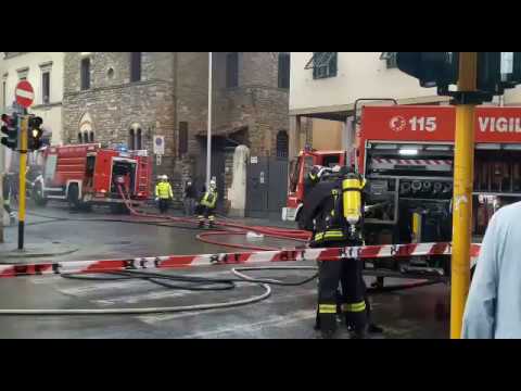 Incendio al negozio 85 cent in via Vittorio Locchi a Firenze - Stamptoscana