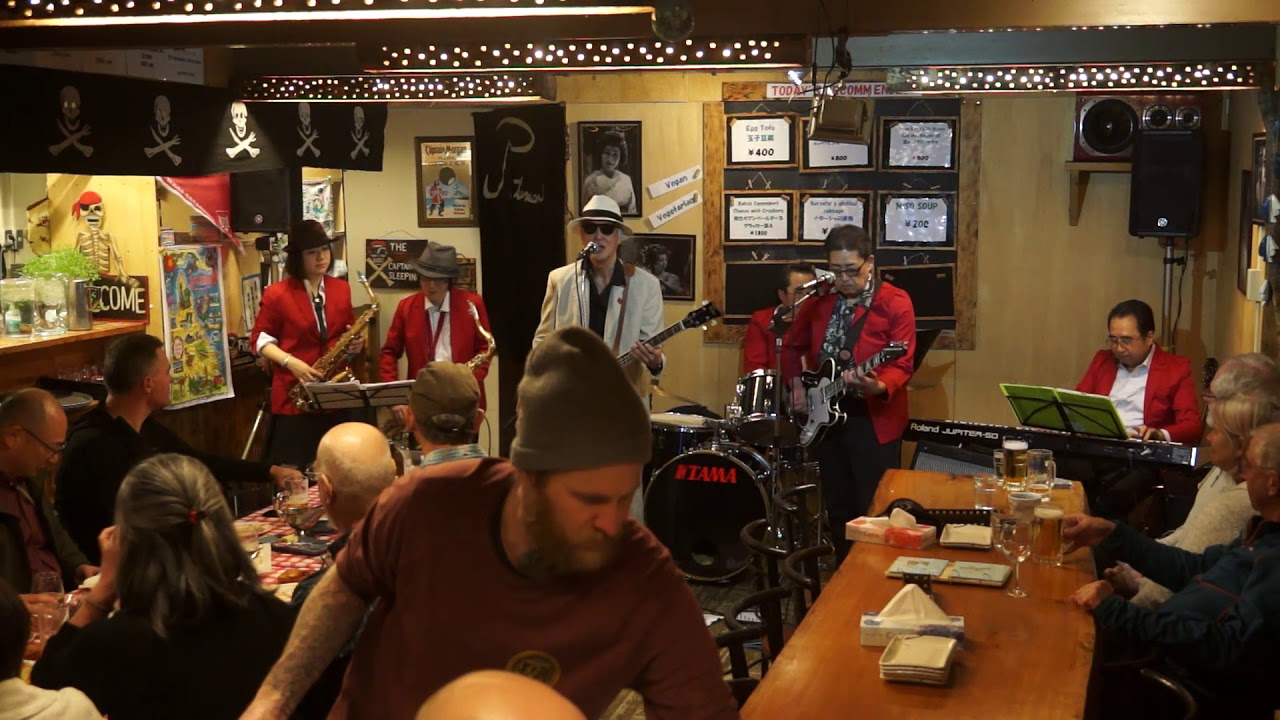 09 Caldonia (Johnny & The Rockets)