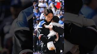 大谷翔平の妻・真美子さんが、娘を温かく抱きしめ、母のまなざしを向ける。