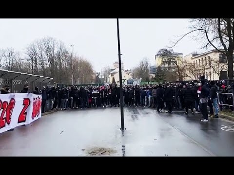 "Za pustymi trybunami - fanatycy zawsze z Wami!" - kibice Wisły Kraków pod stadionem | 21.03.2021