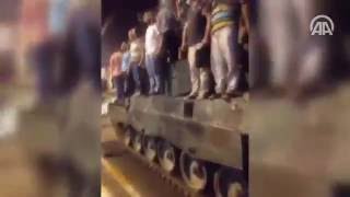 Üsküdar'da FETÖ'cü darbecilere direnen vatandaşlar