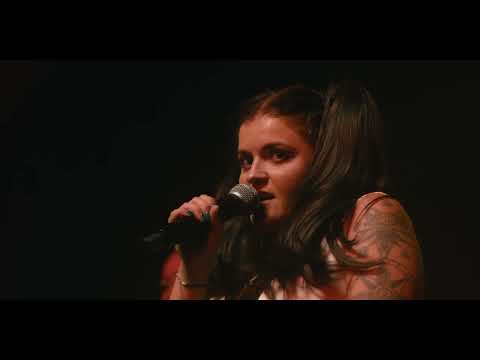 Sandra Mika - pozory (Official Live Video)