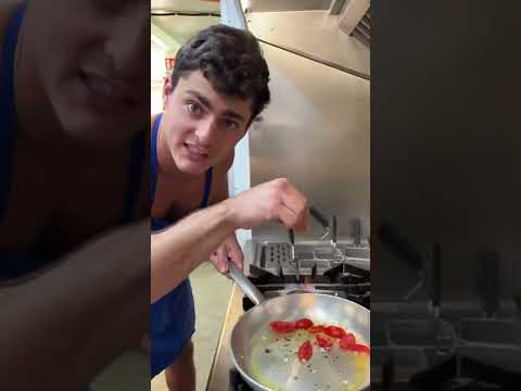 COZINHANDO EM UM RESTAURANTE ALEATÓRIO NA ITÁLIA