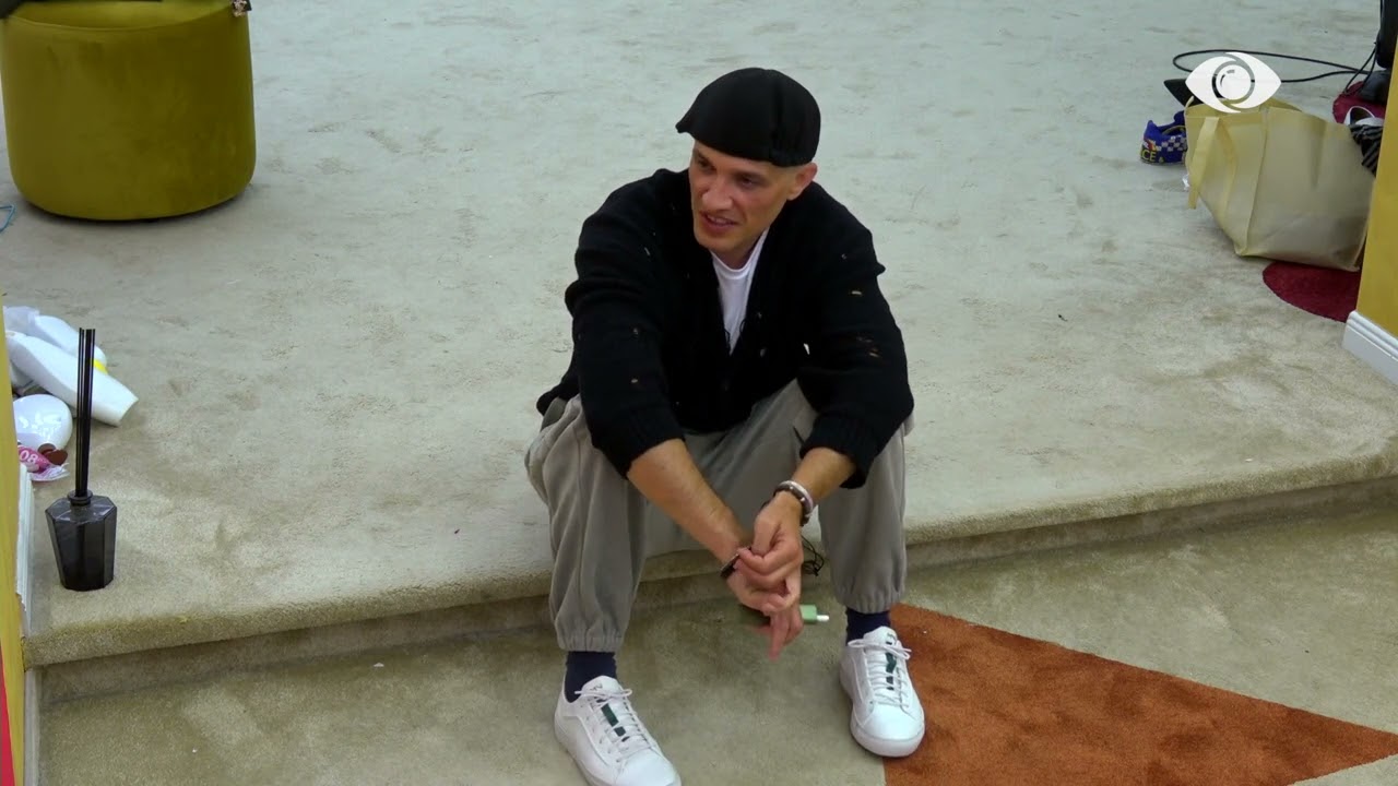 Meritoni i përgatit ushqimin Ilnisës, pjatën ia lë tek hyrja e dhomës së gjumit