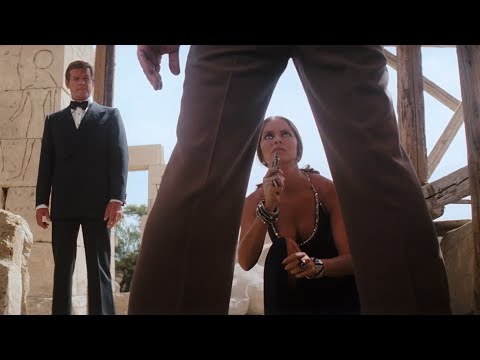 The Spy Who Loved Me - "Egyptian builders." (1080p)
