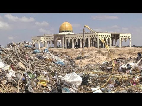 النفايات فقط على أطلال مطار غزة