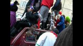 preview picture of video 'Carnevale 2013 piazza Offida - Momenti di euforia...sul tettuccio di un'auto'