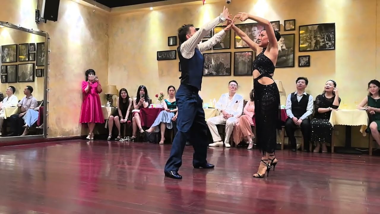 Video thumbnail for Yanina Quinones y Neri Piliu en ChengDu Rosa Tango Club Workshop 05