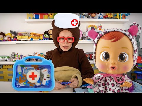 Маленькая Вера - Медведь играет в доктора с куклами Cry Babies / Крайбэбис