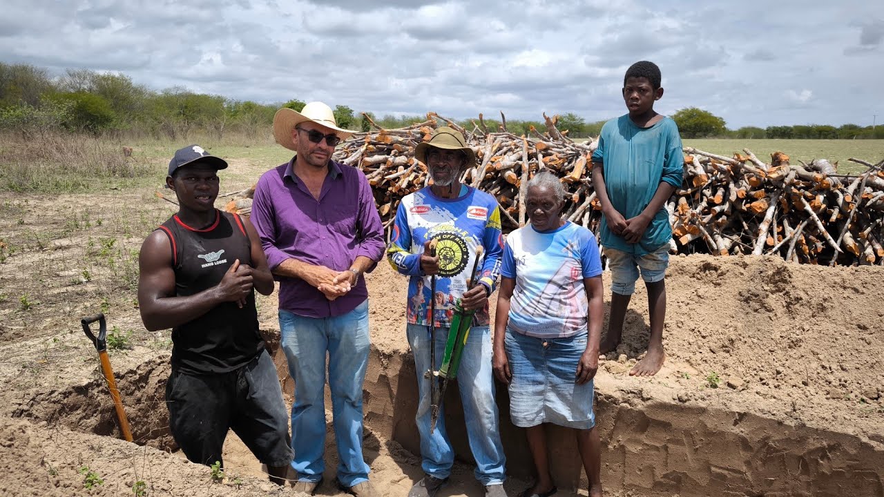uma palestra na roça com os agricultores de cachoeirinha mirandiba no de Pernambuco.