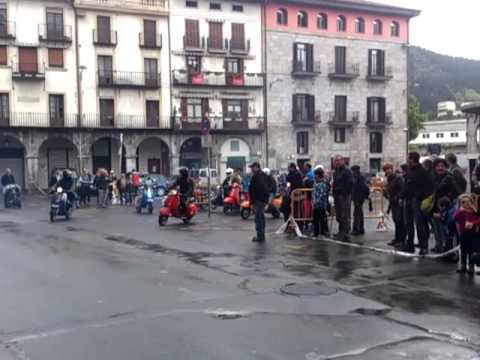 concentración clásicas Vespa lambreta en Azpeitia y 2 BMW R42 y R12 años 20-30