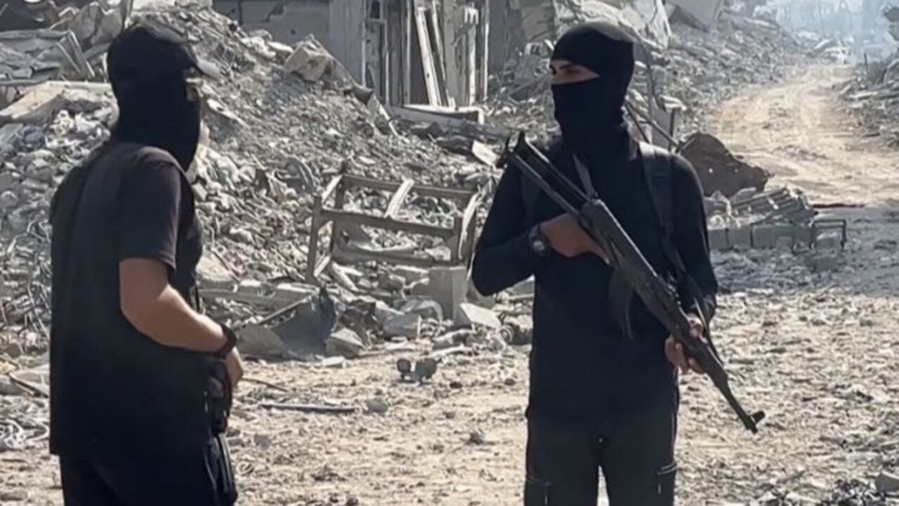 Gaza City, giovani militanti di Hamas presidiano l'area presso la linea gialla