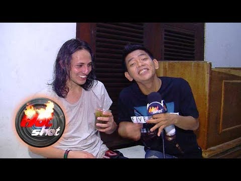 Dylan Carr Ditantang Angga Putra Makan Tutut - Hot Shot