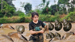I and everyone else went to catch snails and fish from the pond to sell at the market | Lý Thị Anh