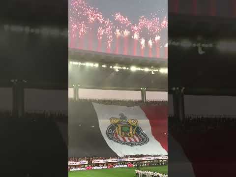 "BRUTAL RECIBIMIENTO DE LA AFICIÓN DE CHIVAS PREVIO A LA FINAL " Barra: Barra Insurgencia &bull; Club: Chivas Guadalajara