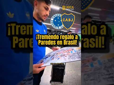 𝙏𝙍𝙀𝙈𝙀𝙉𝘿𝙊 𝙍𝙀𝙂𝘼𝙇𝙊 𝙋𝘼𝙍𝘼 𝙋𝘼𝙍𝙀𝘿𝙀𝙎 𝙀𝙉 𝘽𝙍𝘼𝙎𝙄𝙇 🇧🇷🟡🔵El capitán de Boca recibió un cuadro en el aeropuerto👏🏽