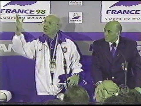 Zagallo discute com jornalista em coletiva após final da Copa de 98