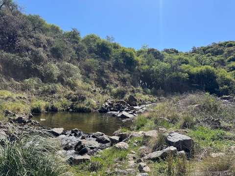 Fracción de campo con río en venta