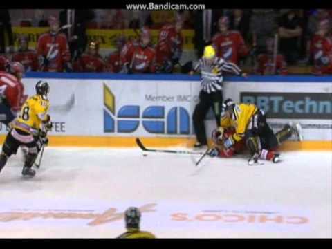 Tuomari Jani Pesonen satuttaa sormensa 14.3.2013 HIFK-SaiPa
