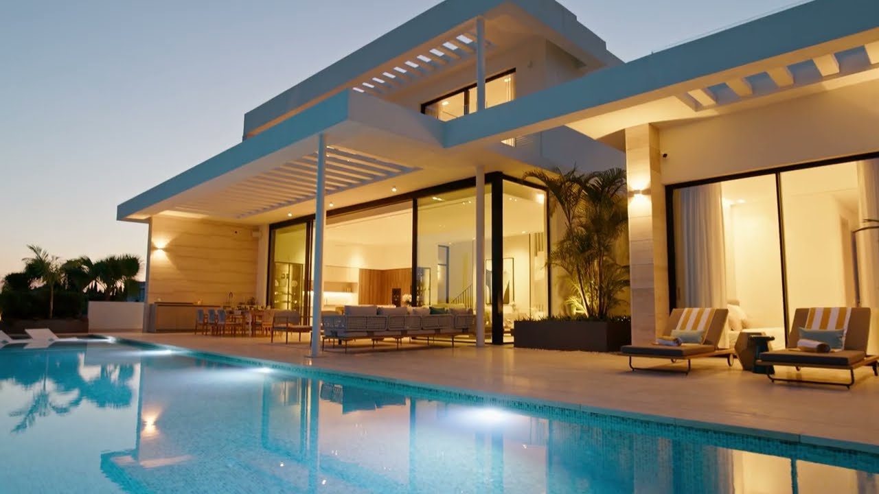 Villa de diseño a estrenar con vistas panorámicas al mar en la prestigiosa urbanización Los Flamingos
