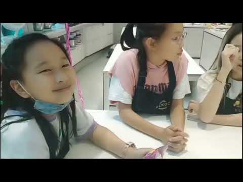 Bolo de padaria com colega de classe no fim de semana