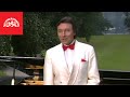 Videoklip Karel Gott - Láska se v lásce ztrácí (ft. Josef Suk & Rudolf Rokl) s textom piesne