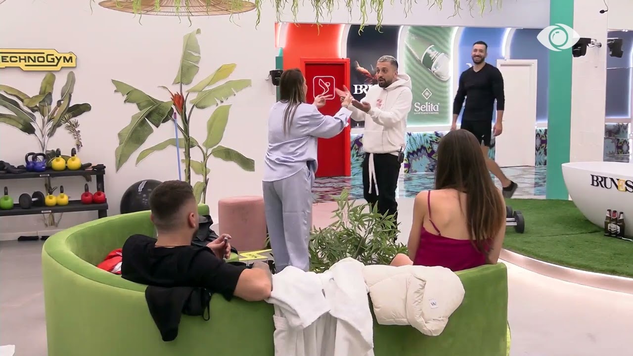 “Po flet me njeriun që të ka nxjerrë jashtë”/ Gjesti diskuton me Gertën, banorja: Siç kalove ti murin…