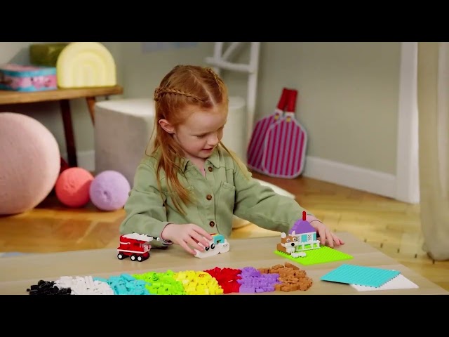 Vídeo relacionado con LEGO Classic Caja Creativa para Construir y Jugar con Ladrillos de Colores, Casa, Perro, Camión de Bomberos, Teclado, Nubes, Arcoíris y Más Juguetes, Manualidades para Niños y Niñas de 5+ Años 11044