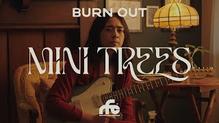 Kadr z teledysku Burn Out tekst piosenki Mini Trees