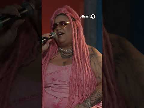 Teresa Cristina homenageia Beth Carvalho cantando 