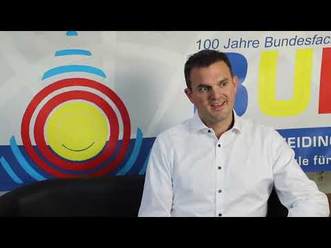 Herr Pailer erklärt den Einsatz von BUFA-Sanitärtechnikern bei der Firma Geberit