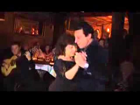 Zotto baila con su madre en la fiesta de casamiento. Tangocity.com