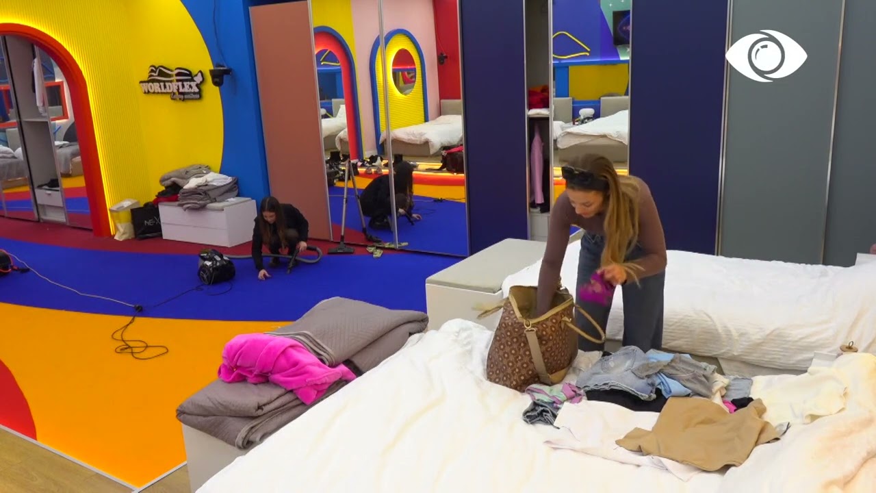 Kiara dhe Nita sistemojnë në dhomën e gjumit