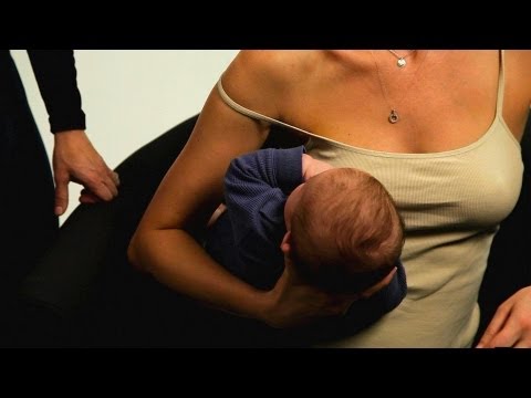 Wie man ein Baby beim Football hält | Stillen