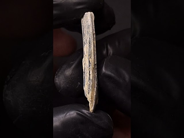 حجر كيانيت خام طبيعي