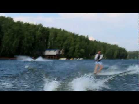 Dj Andrew S.mile катается на WakeBoard'e за катером.