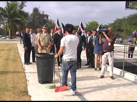 EL ALFA LIMPIANDO LA PLAZA DE LA BANDERA