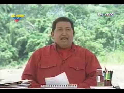 Chavez canta "Abran La Puerta" de Ali Primera