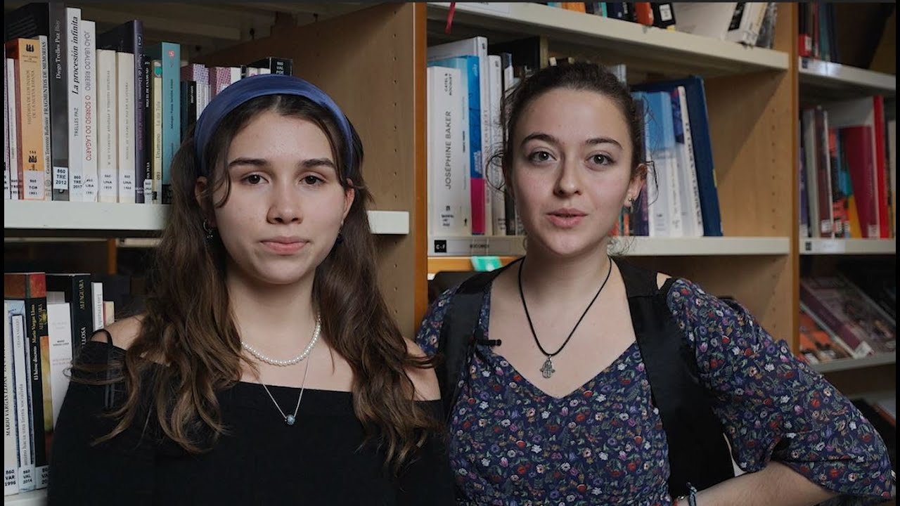 Sophia et Bárbara (Kiwi), étudiantes vacataires à la bibliothèque de Sciences Po Poitiers