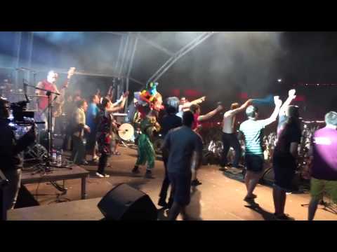 La Pegatina ft. Txarango with Caribbean Dandy & friends