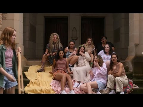 كارثة طبيعية بتحصل عند مدرسة داخلية للبنات ف بتحبسهم على جزيرة بدون أكل أو شرب.. ملخص مسلسل Class 07