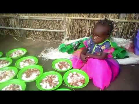 Crianças na África recebem alimento - Projeto Renovação na África