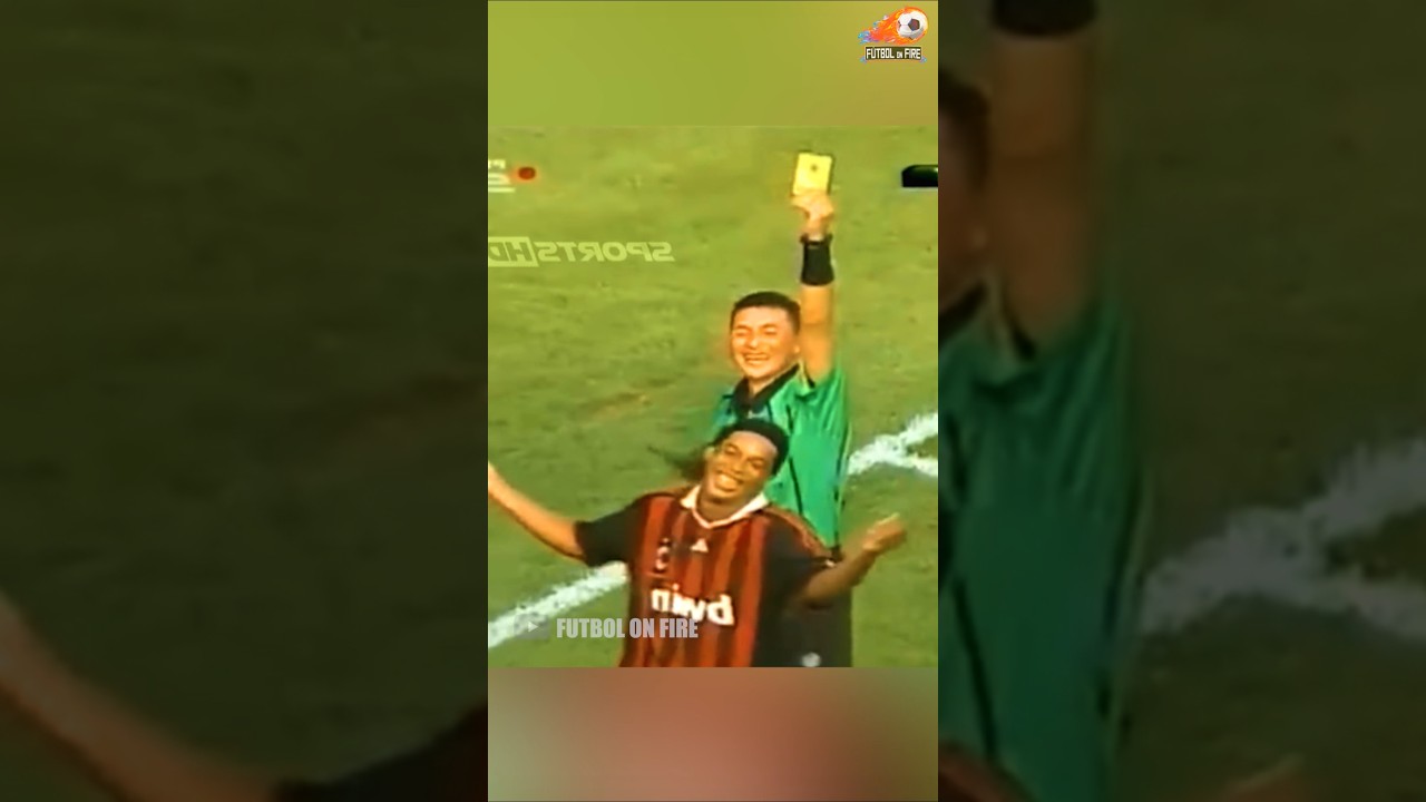 The referee's respect for Ronaldinho😎 #futbol #ronaldinho #referee #shorts
