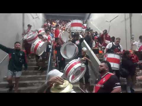 "SALIDA DE LOS BORRACHOS DEL TABLON PREVIO AL PARTIDO #SENIOR vs independiente" Barra: Los Borrachos del Tablón • Club: River Plate